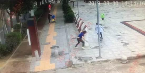 被儿子当街持刀追砍 父亲求情：他还是个孩子