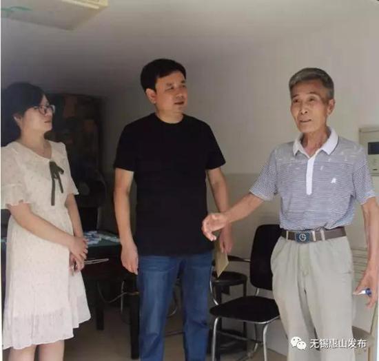 救人的冯祥德(右)讲述经过。 图片来自无锡惠山发布