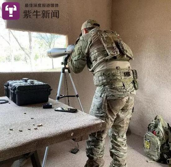 虞斌在澳洲野外用观察员瞄准镜校枪