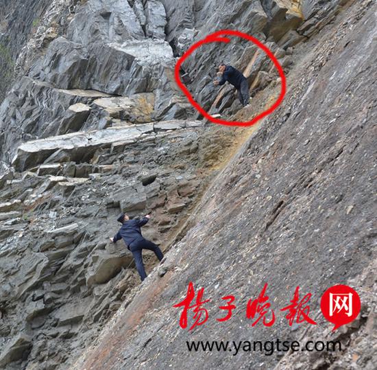 救援人员正逐渐靠近遇险游客。