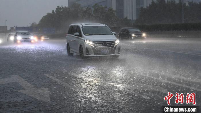 　资料图：图为暴雨下的广州街道。 陈骥旻 摄