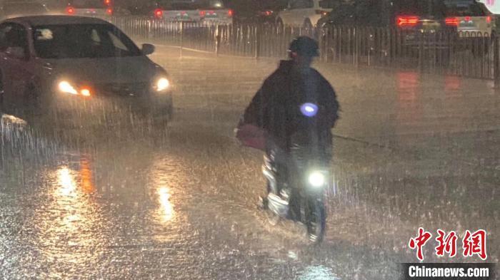 资料图：广州遭遇暴雨时的街道。 王坚 摄