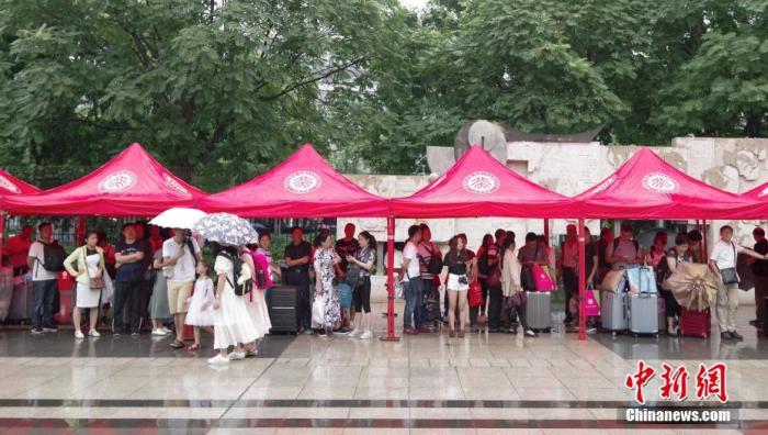 资料图:3000余名2018级新生来北京大学报到,开启大学生活。中新社记者 贾天勇 摄