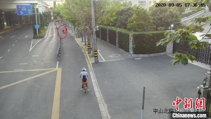 周小某因为想增加营业收入,在今年2月至9月期间,用同样手法在相同路段多次放置刀片,致使经过此处的多辆电动自行车轮胎被戳破、车辆失控,并导致多名骑车人倒地受伤,其中一人的伤势已构成轻伤,严重危及道路交通公共安全。静安区人民检察院供图