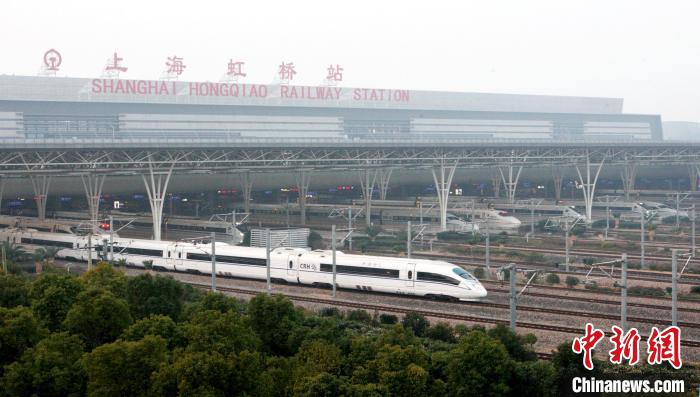一列高铁列车从上海虹桥站开出。　许文峰　摄