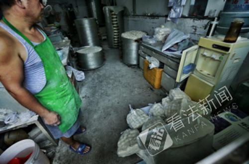 记者暗访曝光黑盒饭窝点：厕所洗菜 待炒菜扔泥水地