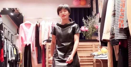 2018年,表姑杨冰(化名)在她装修的店里。受访者供图