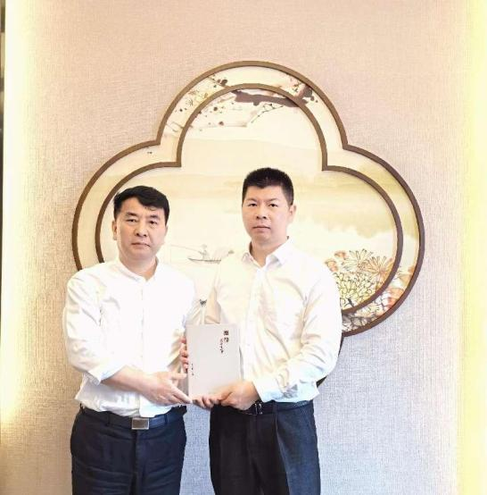 赵清林向金湖县委常委、宣传部部长王会赠送“微防”读本