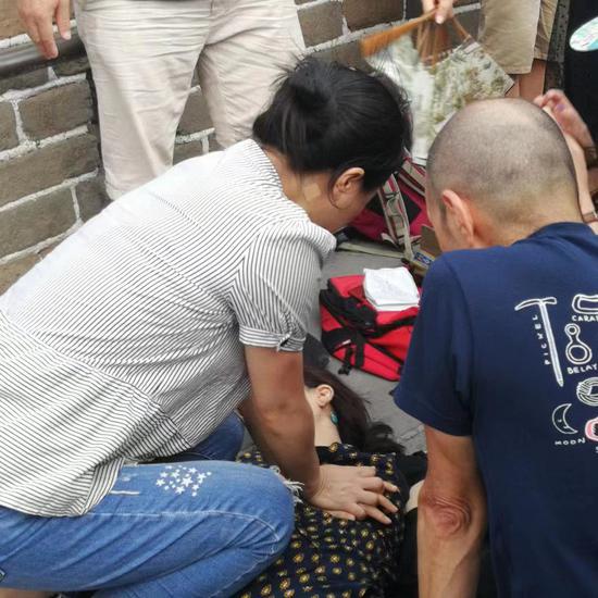 长城上江苏女医生跪地为日本女游客做心肺复苏
