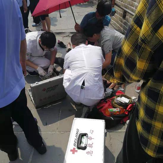 长城上江苏女医生跪地为日本女游客做心肺复苏