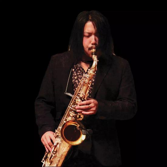 李高阳 亚洲首位登上联合国“国际爵士乐日全明星全球音乐会”舞台的萨克斯大师;中国首位出演联合国“国际爵士乐日全明星全球音乐会”的管乐器大师;“华语金曲奖”首位“杰出华人演奏家奖”获得者,“全球华语金曲奖”首位“最佳爵士类曲目奖”获得者;中国顶尖级爵士萨克斯大师、教育家、作曲家,代表着中国爵士萨克斯面向国际的最高水准。