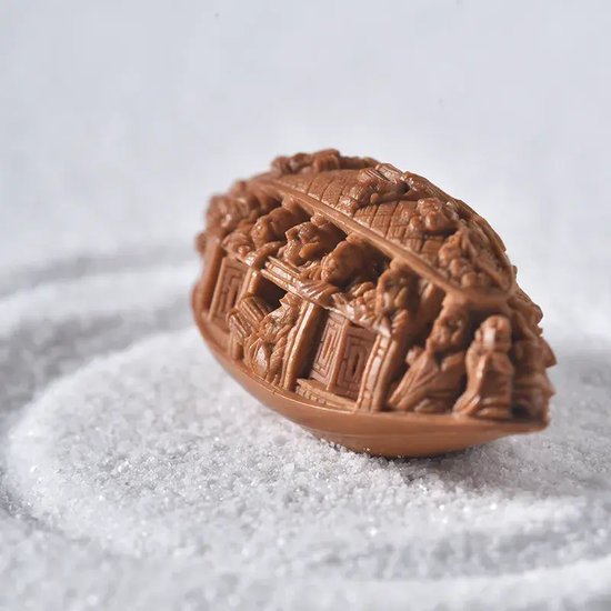 （苏州艺术家宋水官核雕作品《核舟记》，作品荣获第九届中国民间文艺山花奖）