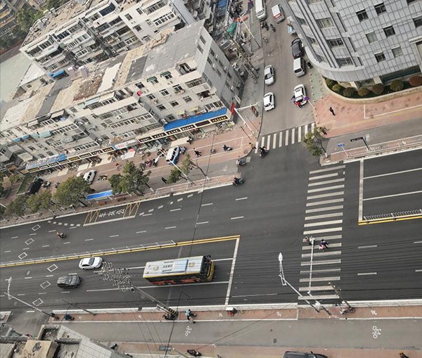 此起事故发生地为徐州市建国西路与立德路的T形交叉路口。受访者 供图