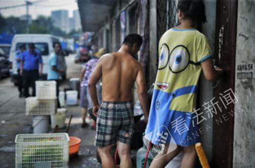 记者暗访曝光黑盒饭窝点：厕所洗菜 待炒菜扔泥水地