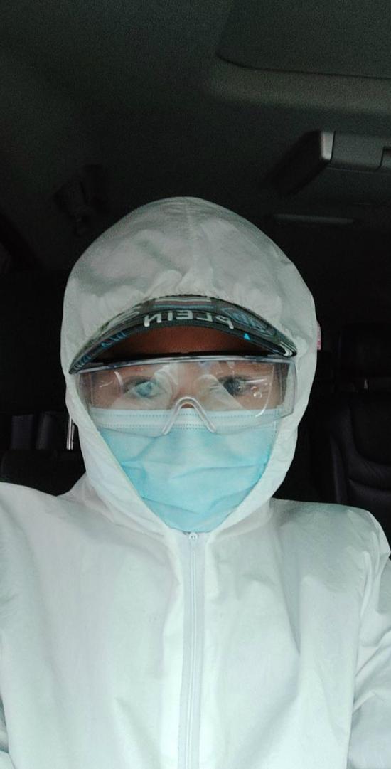 50岁的志愿者司机李洁成为了“医护专车”首批司机中的一位。