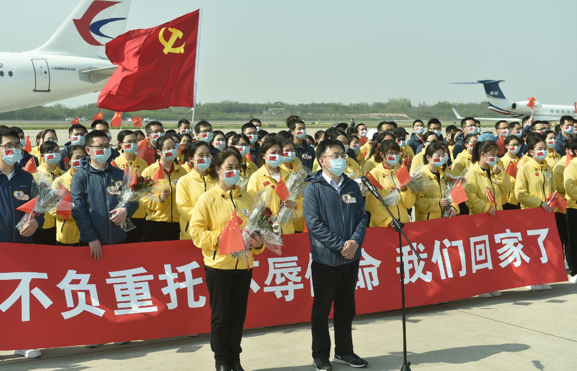 图为： 最后撤离武汉的第七批江苏援湖北医疗队省人民医院队、国家紧急医学救援队（江苏）部分队员和江苏援武汉前线指挥部成员共205人，平安飞抵南京禄口机场。