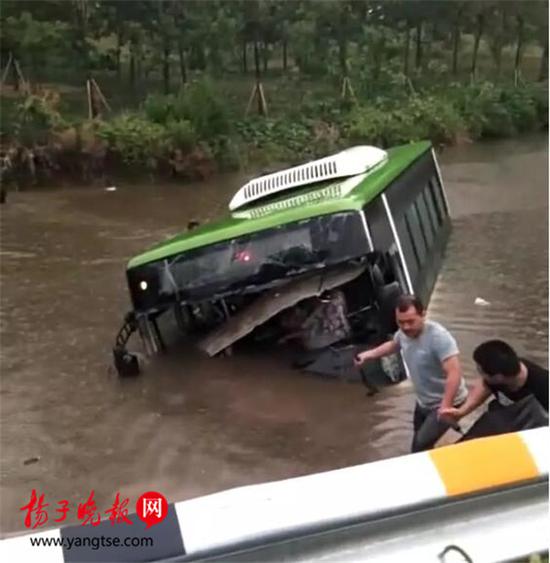 雨天路滑！扬州一客车过漫水公路时落水 致1死2伤