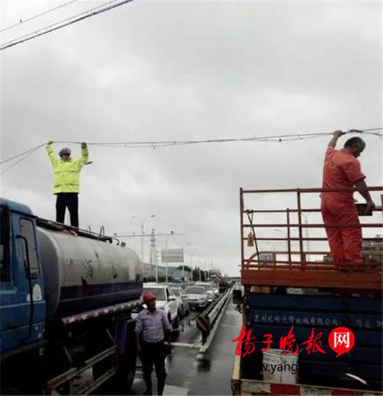 暖闻|台风袭来站不稳？溧阳交警举了1小时脱落电缆