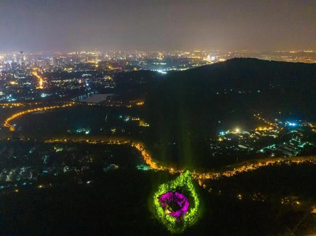 紫金山千人浪漫荧光跑，美龄宫“项链”灯光璀璨