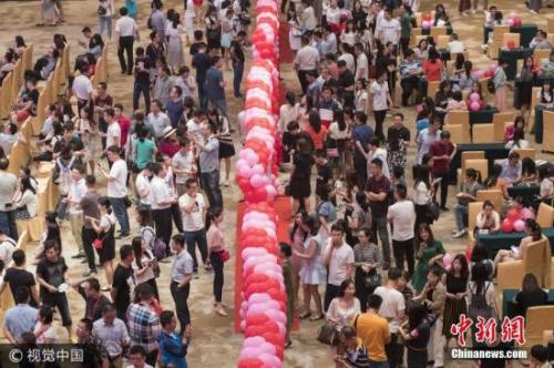 资料图:山西组织公务员相亲大会。图片来源:视觉中国
