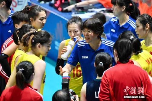 资料图:图为中国女排主教练郎平指导队员。中新社记者 李志华 摄