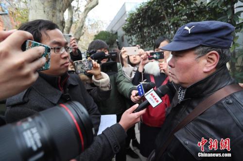 2018年12月13日,被害人父亲杨敢连在二审开庭前接受采访。张亨伟 摄