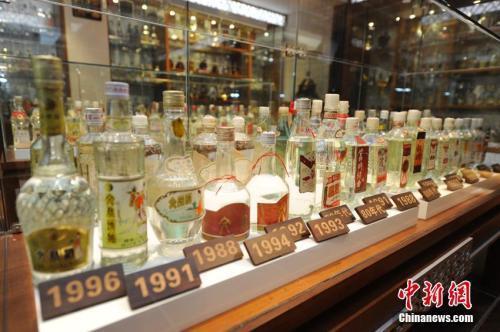资料图:各年代的酒品。 张瑶 摄