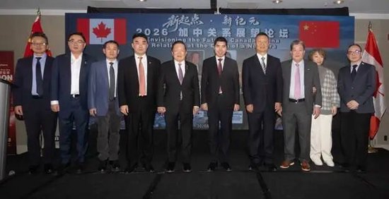 部分侨界代表与大使合影