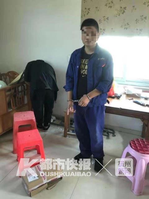 男子开着奥迪偷纸巾发给工人：嫌去超市买太远