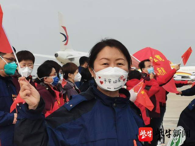 队员们的口罩上写上了“平安回家”。杨彦 摄