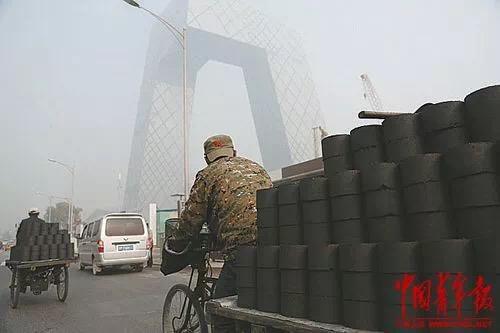 拉蜂窝煤的工人。 中国青年报 视觉中心供图