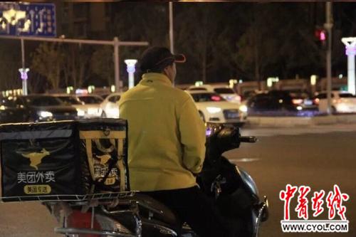 送餐路上。@亚利轩/摄