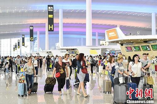 旅客在广州白云机场T2航站楼。 中新社记者 陈骥旻 摄