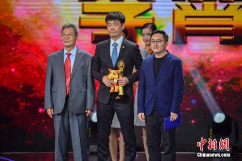 李霄鹏上赛季获中超最佳教练。 中新社记者 骆云飞 摄