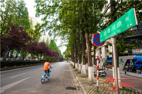 如今的进香河路整洁宽阔,路边可以看到清晰的指路牌。