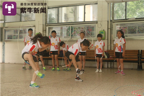 9名南京娃征服世界杯 花式跳绳演绎“中国韵律”