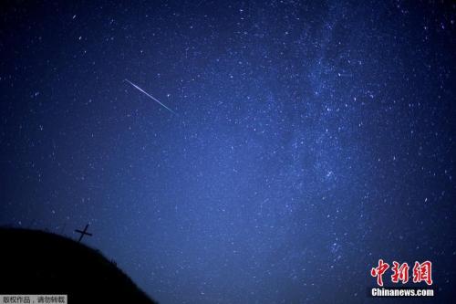 资料图:与地球相撞的小行星被称为流星。当流星体没有完全烧毁而落到地面时,残余部分便被称为陨石。图为“英仙座流星雨”。