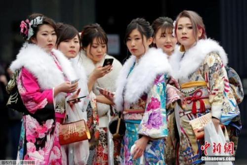 资料图:年轻姑娘穿着色彩斑斓的和服。