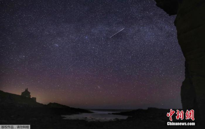 当地时间2020年4月22日，天琴座流星雨如约而至。图为在英格兰诺森伯兰郡观测到的天琴座流星雨。