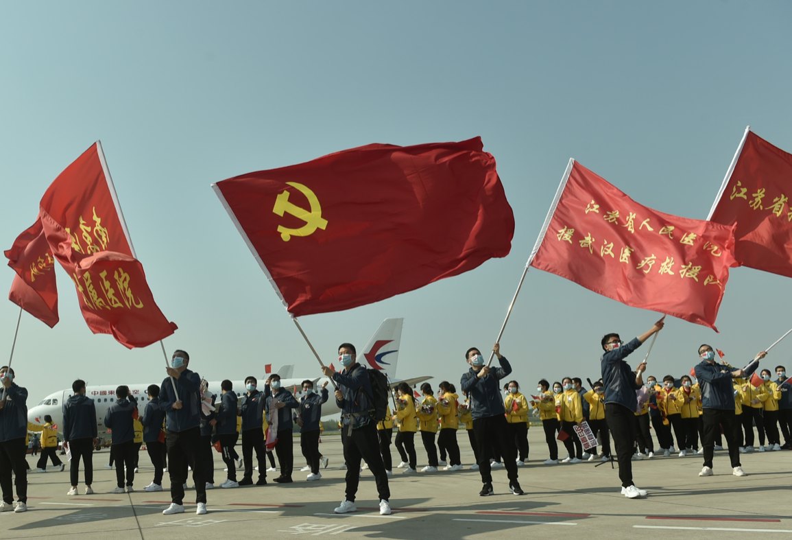 图为: 最后一批撤离武汉的江苏援湖北医疗队平安飞抵南京。