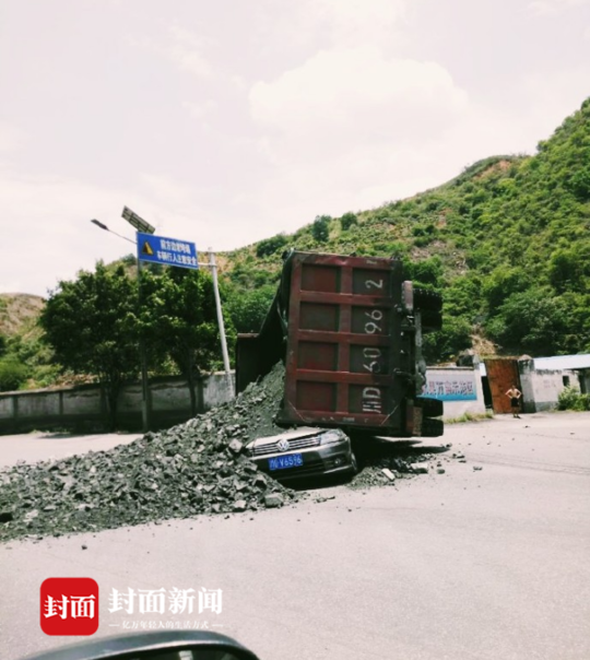 攀枝花一大货车侧翻 6人抢救无效不幸身亡