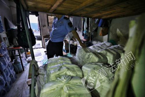 记者暗访曝光黑盒饭窝点：厕所洗菜 待炒菜扔泥水地