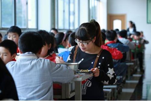 中小学幼儿园“陪餐”制度来了 零容忍守护舌尖安全