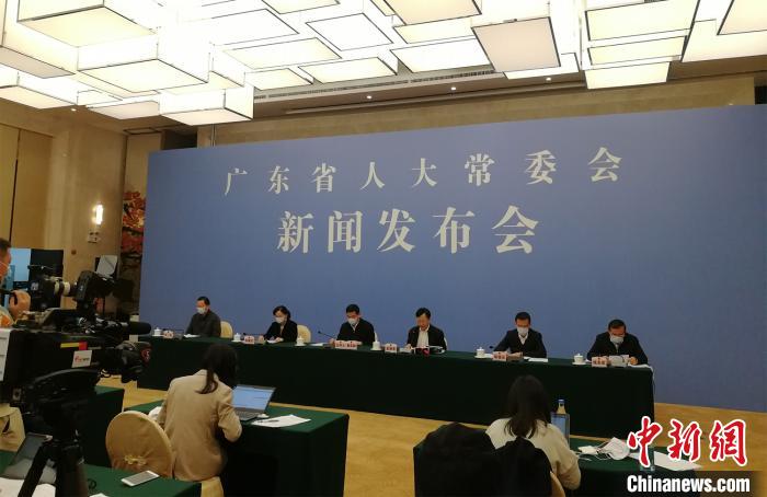     广东省人大常委会举行新闻发布会介绍新修订的《广东省野生动物保护管理条例》。　程景伟　摄