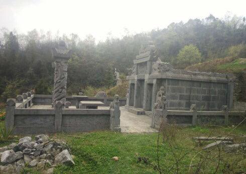 王永刚豪华活人墓,周边还包括景观树和一个水塘。受访者供图