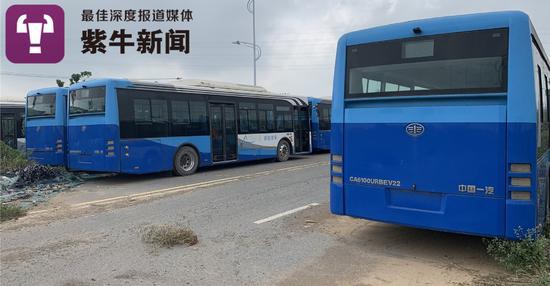 镇江20辆崭新公交车抛荒野外无人问 或与“骗补”有关