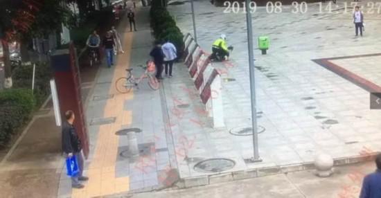 被儿子当街持刀追砍 父亲求情：他还是个孩子