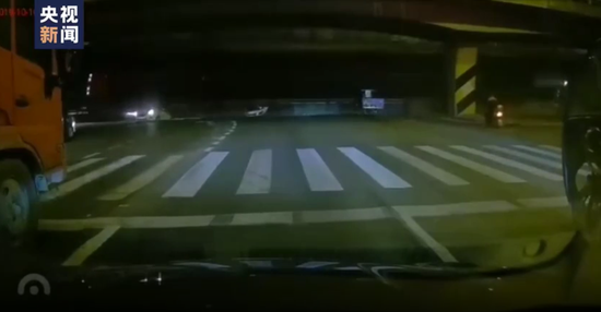 无锡高架桥垮塌瞬间 三轮车男子躲过一劫