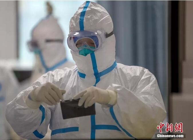 资料图:武汉市疾控中心检测组工作人员进行病毒检测。中新社记者 张畅 摄