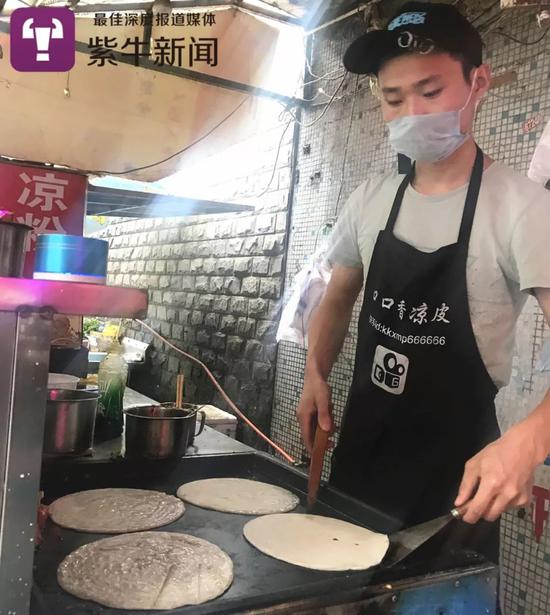 李磊在忙着做小吃